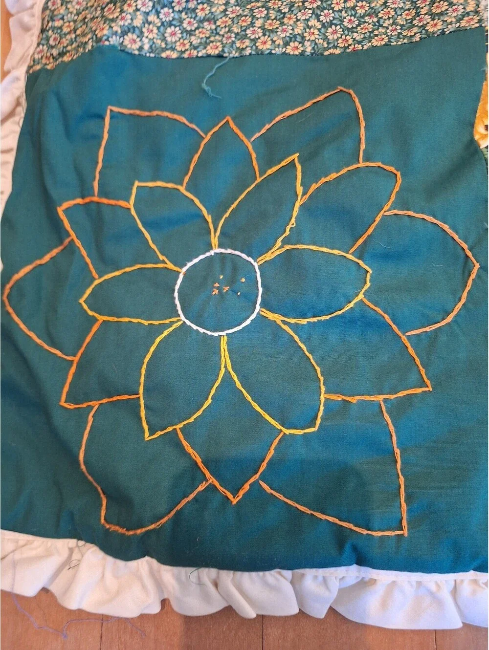 Vintage sunflower quilt, 1980's? Very good condition, cottage core. 85
